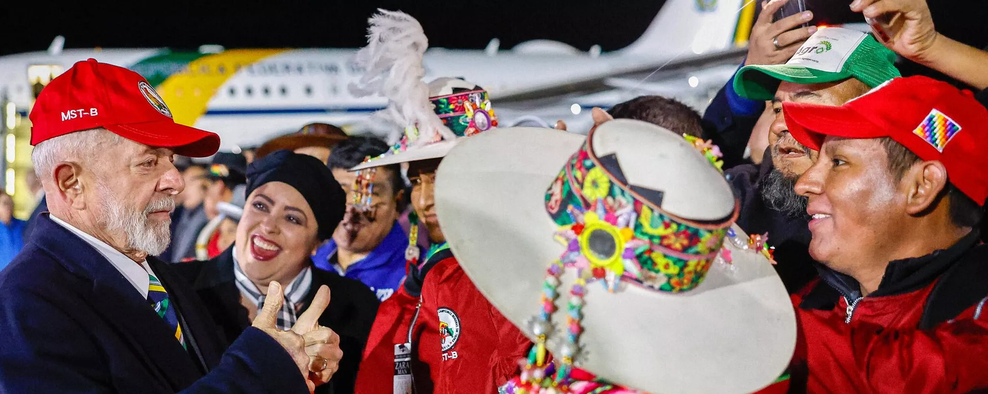 Presidente Lula recepcionado por movimentos sociais bolivianos durante chegada para visita oficial ao país. Santa Cruz de la Sierra, 8 de julho de 2024 - Sputnik Brasil, 1920, 09.07.2024