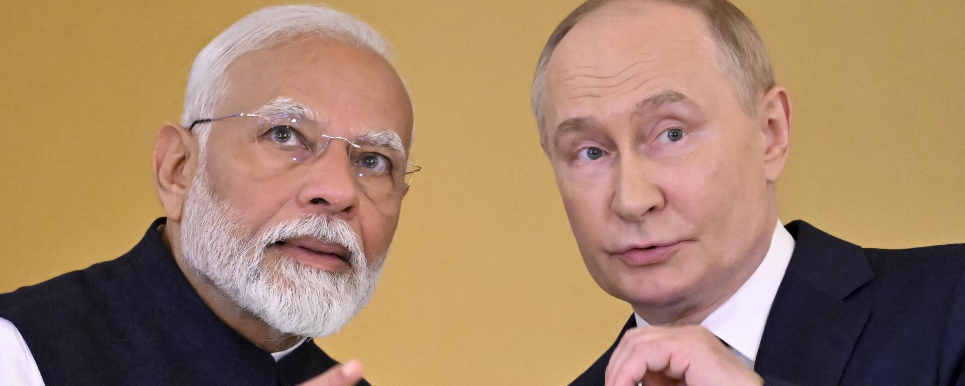 O presidente russo Vladimir Putin e o primeiro-ministro indiano Narendra Modi participam de uma cerimônia de condecoração, após suas conversações no Kremlin, em Moscou, 9 de julho de 2024 - Sputnik Brasil, 1920, 10.07.2024