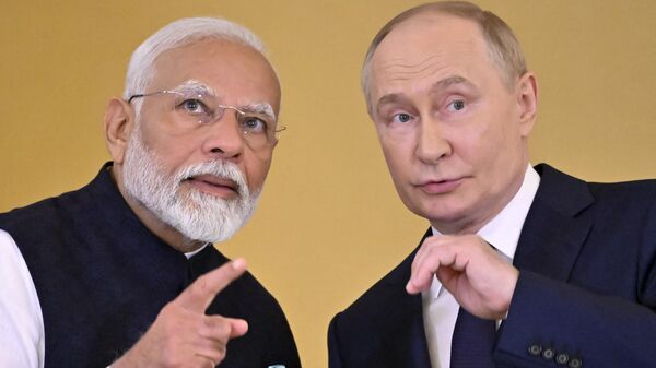 O presidente russo Vladimir Putin e o primeiro-ministro indiano Narendra Modi participam de uma cerimônia de condecoração, após suas conversações no Kremlin, em Moscou, 9 de julho de 2024 - Sputnik Brasil