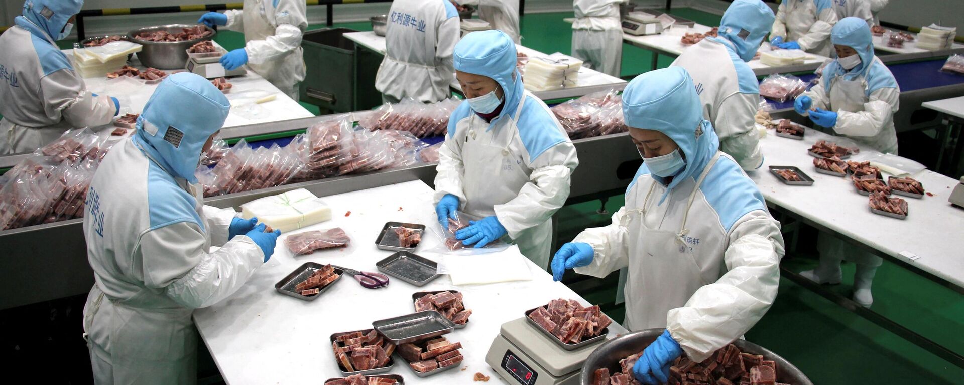 Trabalhadores embalando bife congelado para exportação em uma fábrica de processamento de carne bovina em Binzhou, na província de Shandong, no leste da China - Sputnik Brasil, 1920, 10.07.2024