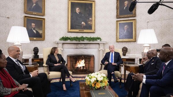 O presidente dos EUA, Joe Biden (D), e a vice-presidente dos EUA, Kamala Harris, se reúnem com membros do Caucus Negro do Congresso no Salão Oval da Casa Branca em Washington, DC, 2 de fevereiro de 2023 - Sputnik Brasil