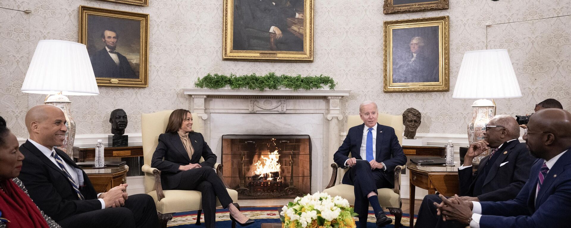 O presidente dos EUA, Joe Biden (D), e a vice-presidente dos EUA, Kamala Harris, se reúnem com membros do Caucus Negro do Congresso no Salão Oval da Casa Branca em Washington, DC, 2 de fevereiro de 2023 - Sputnik Brasil, 1920, 10.07.2024