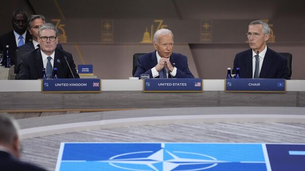 O presidente Joe Biden discursa durante a sessão de abertura da cúpula da Organização do Tratado do Atlântico Norte
(OTAN) de 2024, em 10 de julho, em Washington, D.C. À esquerda, o primeiro-ministro britânico, Keir Starmer, e à direita, o secretário-geral da aliança, Jens Stoltenberg - Sputnik Brasil