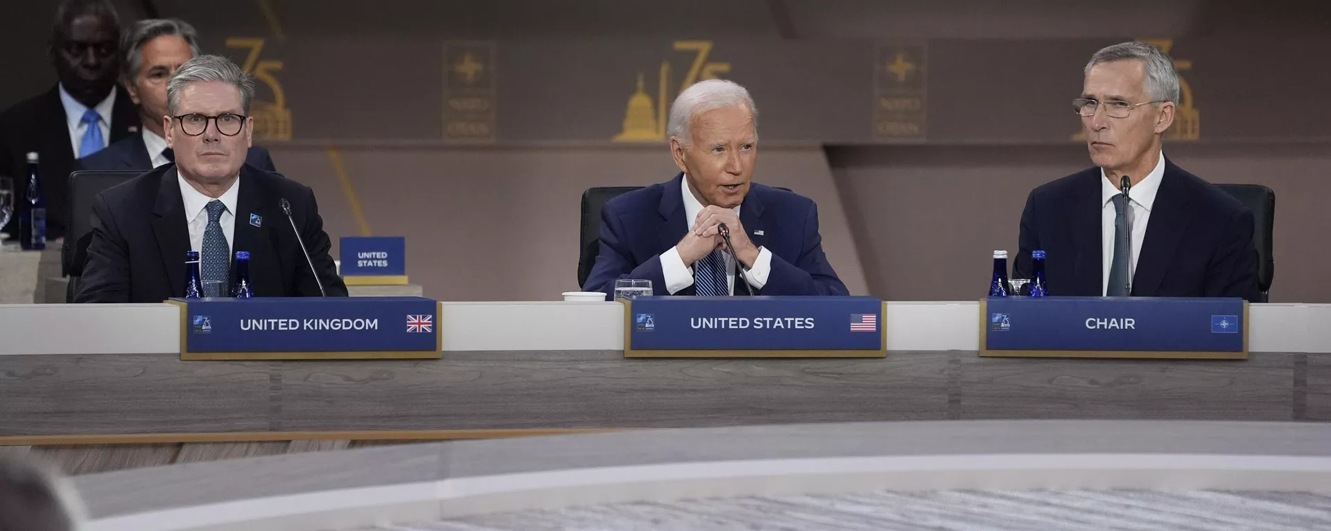 O presidente Joe Biden discursa durante a sessão de abertura da cúpula da Organização do Tratado do Atlântico Norte (OTAN) de 2024, em 10 de julho, em Washington, D.C. À esquerda, o primeiro-ministro britânico, Keir Starmer, e à direita, o secretário-geral da aliança, Jens Stoltenberg - Sputnik Brasil, 1920, 10.07.2024