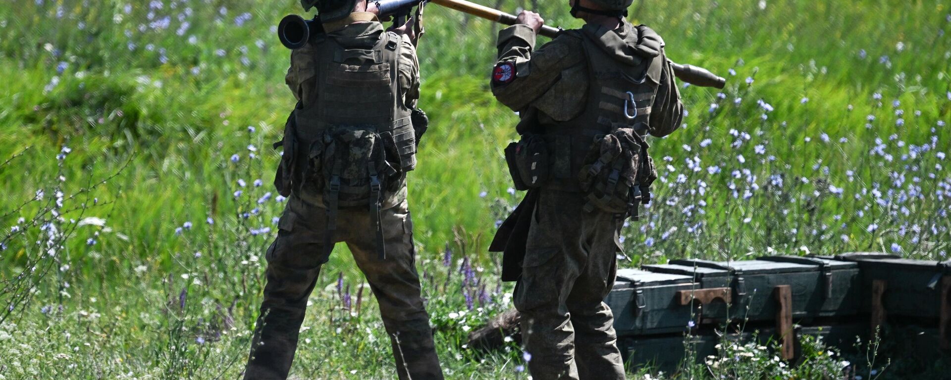 Soldados de unidades de assalto do Distrito Militar Central das Forças Armadas da Rússia praticam alinhamento de combate em um campo de tiro na área de retaguarda da operação militar especial russa, na região de Avdeevka, foto publicada em 6 de julho de 2024 - Sputnik Brasil, 1920, 15.04.2025