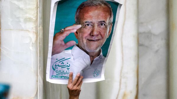 Homem segura cartaz do recém-eleito presidente do Irã, Masoud Pezeshkian, em Teerã, em 6 de julho de 2024.  - Sputnik Brasil