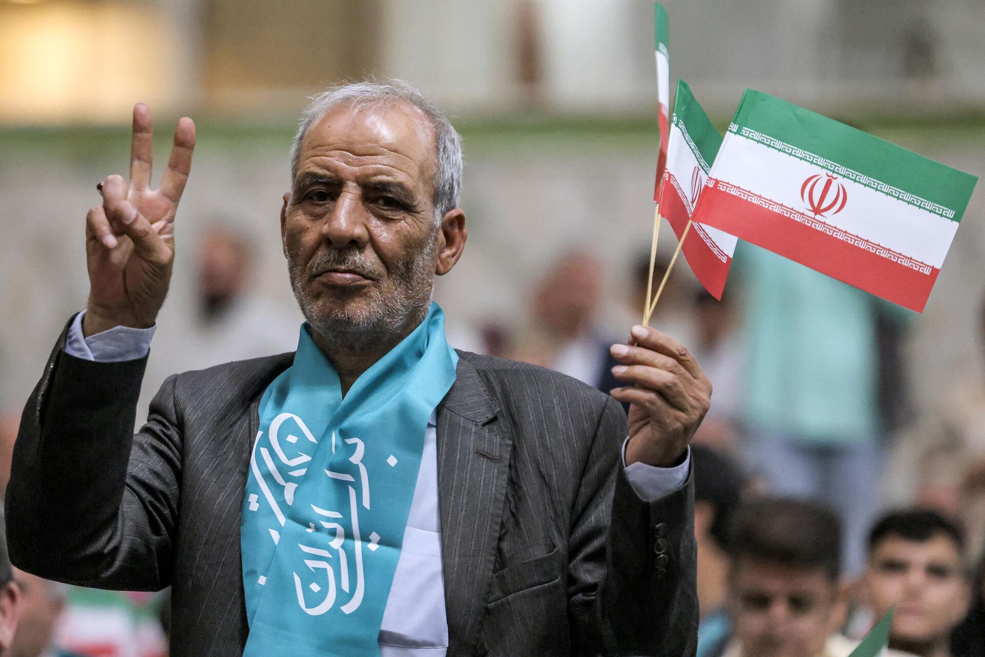 Eleitor agita bandeira iraniana e usa lenço com o nome do recém-eleito presidente do Irã, Masoud Pezeshkian, em Teerã, em 6 de julho de 2024.  - Sputnik Brasil, 1920, 11.07.2024