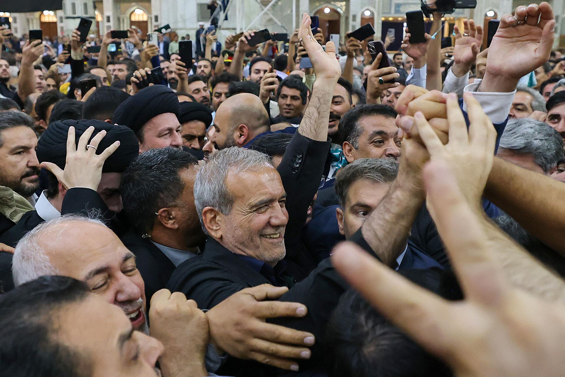 Apoiadores recebem o recém-eleito presidente iraniano, Masoud Pezeshkian, em Teerã, em 6 de julho de 2024.  - Sputnik Brasil, 1920, 11.07.2024