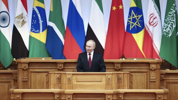 Vladimir Putin, presidente da Rússia, discursa no Fórum Parlamentar do BRICS em São Petersburgo, Rússia, 11 de julho de 2024 - Sputnik Brasil