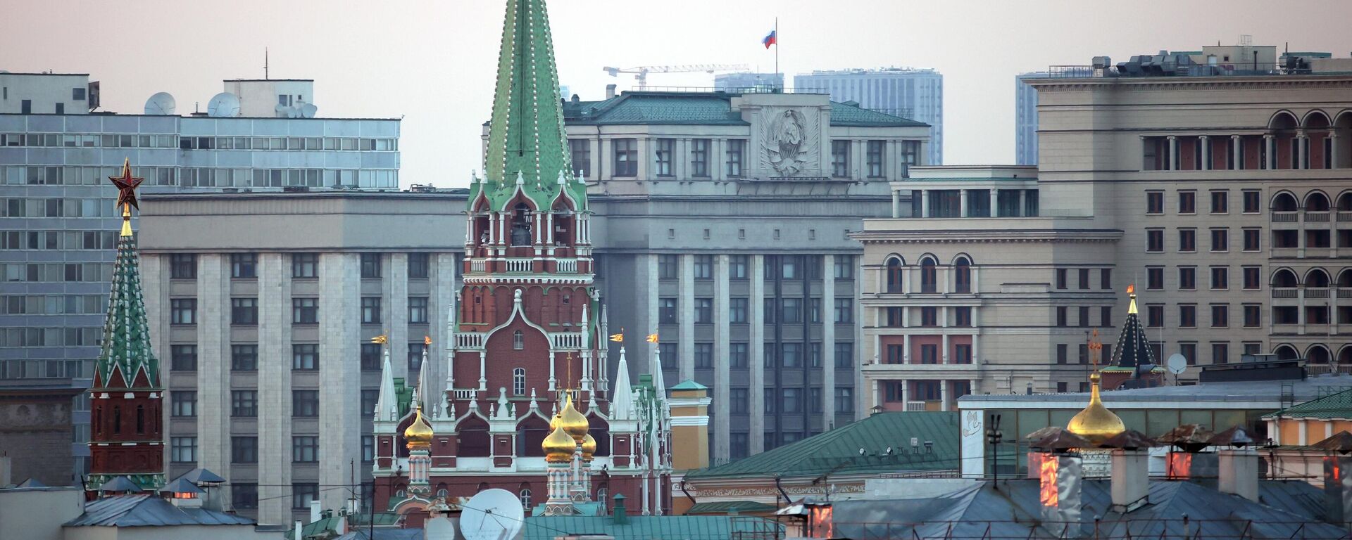 Uma vista aérea mostra as torres do Kremlin, com o edifício da Duma de Estado ao fundo, em Moscou, Rússia - Sputnik Brasil, 1920, 11.07.2024