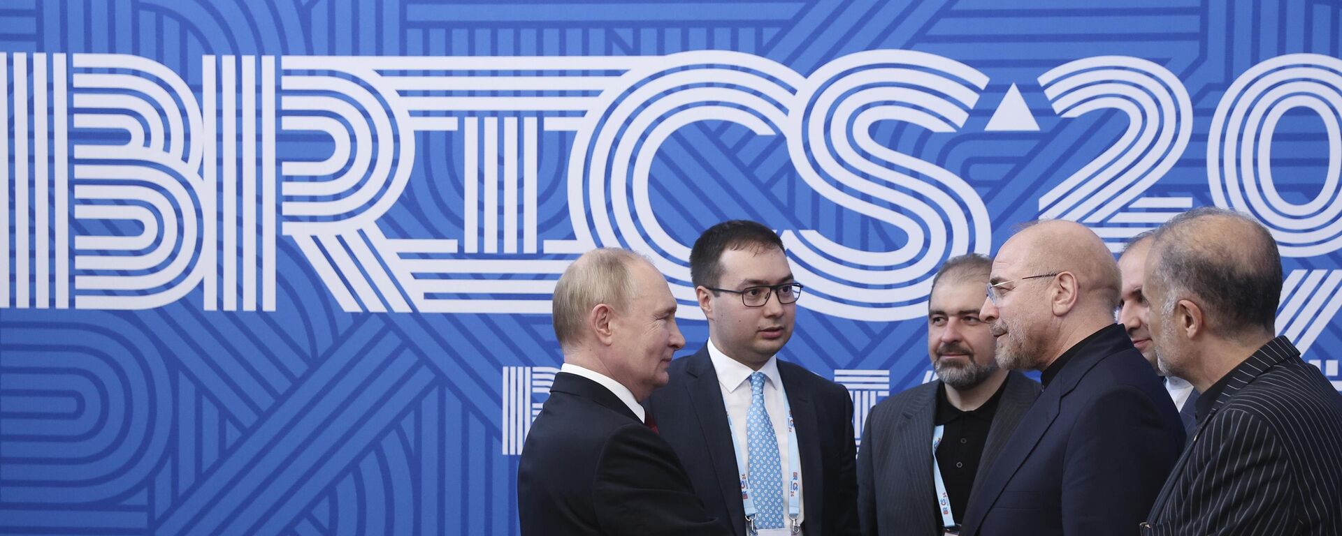 Vladimir Putin e o presidente do Parlamento iraniano, Mohammad Bagher Ghalibaf, apertam as mãos durante seu encontro à margem do Fórum Parlamentar do BRICS, em São Petersburgo. Rússia, 11 de julho de 2024 - Sputnik Brasil, 1920, 11.07.2024