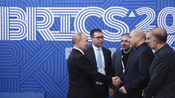 Vladimir Putin e o presidente do Parlamento iraniano, Mohammad Bagher Ghalibaf, apertam as mãos durante seu encontro à margem do Fórum Parlamentar do BRICS, em São Petersburgo. Rússia, 11 de julho de 2024 - Sputnik Brasil