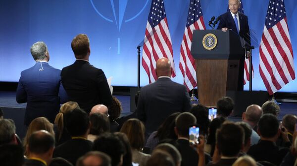 Joe Biden, presidente dos EUA, sai do pódio após coletiva de imprensa no último dia da cúpula da OTAN em Washington, EUA, 11 de julho de 2024 - Sputnik Brasil