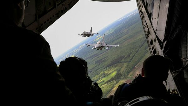 Caças militares F-16 da Força Aérea Portuguesa participam da missão de Policiamento Aéreo do Báltico da OTAN no espaço aéreo lituano perto de Siauliai. Lituânia, 23 de maio de 2023 - Sputnik Brasil