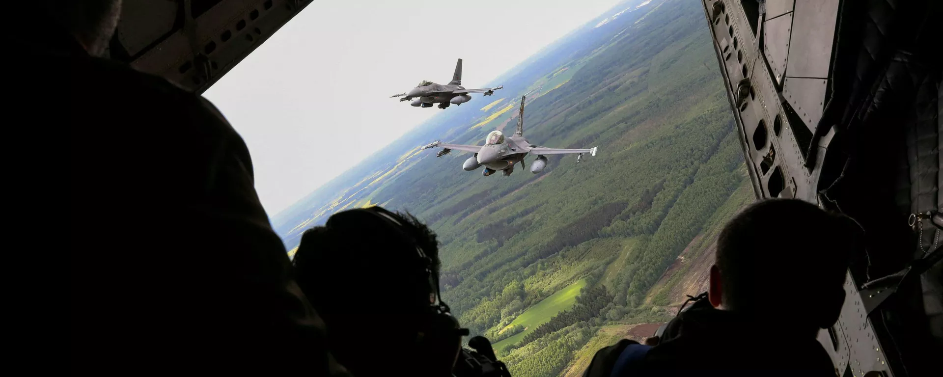 Caças militares F-16 da Força Aérea Portuguesa participam na Missão de Policiamento Aéreo do Báltico da OTAN no espaço aéreo lituano perto de Siauliai, em 23 de maio de 2023 - Sputnik Brasil, 1920, 02.08.2024