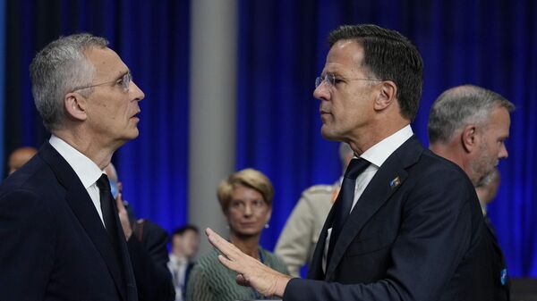 Novo secretário-geral da OTAN, Mark Rutte, à direita, e seu predecessor, Jens Stoltenberg, durante uma reunião do Conselho do Atlântico Norte em Vilnius. Lituânia, 12 de julho de 2023 - Sputnik Brasil