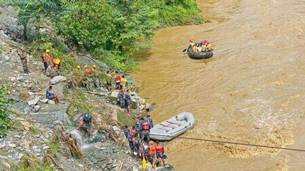 Deslizamento de terra deixa pelo menos 63 desaparecidos no Nepal, diz mídia - Sputnik Brasil