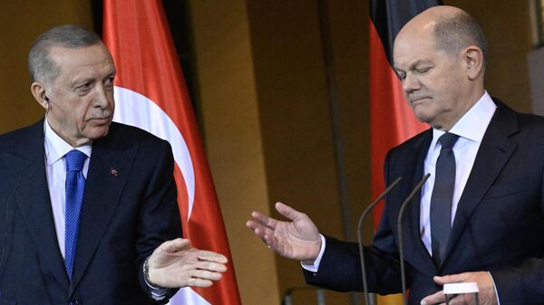 O chanceler alemão Olaf Scholz e o presidente turco Recep Tayyip Erdogan discursarem em uma coletiva de imprensa conjunta antes das negociações na Chancelaria em Berlim, em 17 de novembro de 2023 - Sputnik Brasil