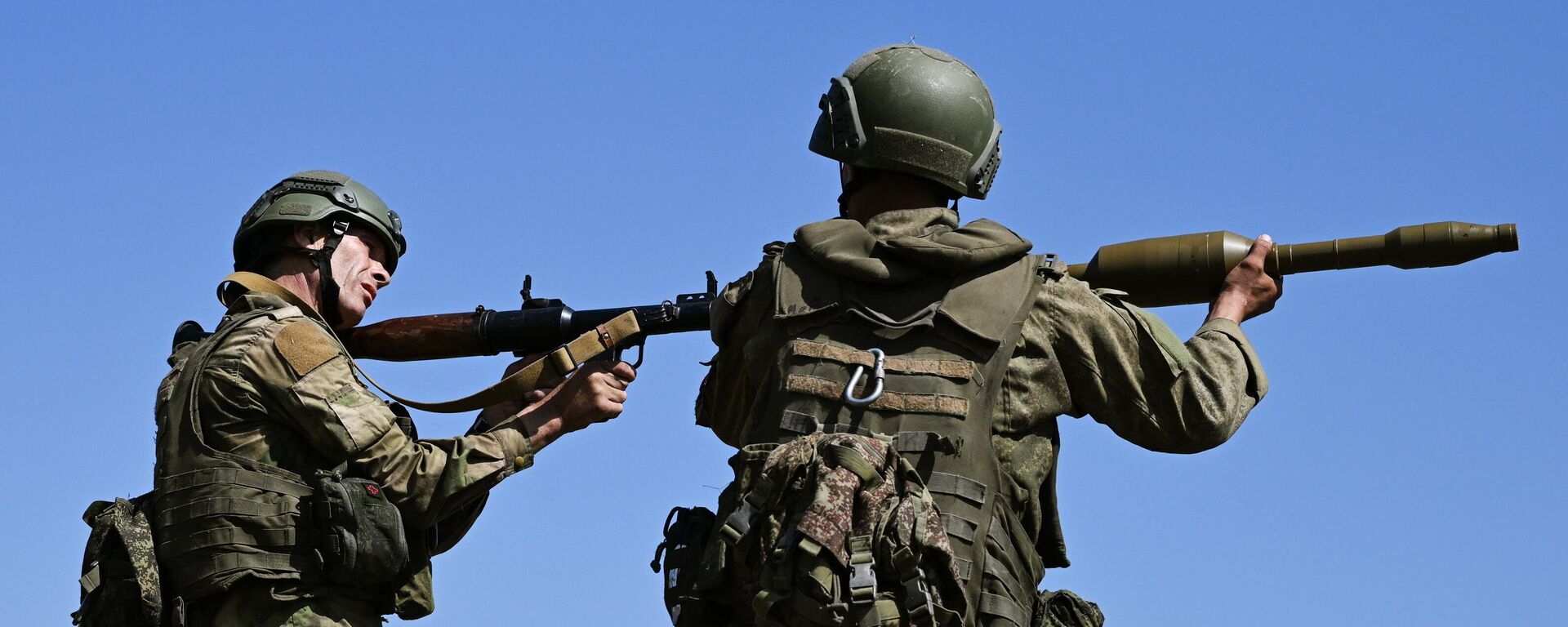 Soldados de unidades de assalto do Distrito Militar Central das Forças Armadas da Rússia praticam alinhamento de combate em um campo de tiro na área de retaguarda da operação militar especial russa, na direção de Avdeevka, foto publicada em 6 de julho de 2024 - Sputnik Brasil, 1920, 25.10.2024