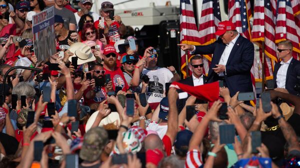 O ex-presidente dos EUA, Donald Trump, cumprimenta a multidão ao chegar a um evento de campanha em Butler, Pensilvânia. EUA, 13 de julho de 2024 - Sputnik Brasil