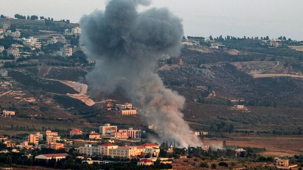 Nuvem de fumaça sobe durante bombardeio israelense na vila de Khiam, no sul do Líbano, perto da fronteira com Israel, em 23 de junho de 2024 - Sputnik Brasil