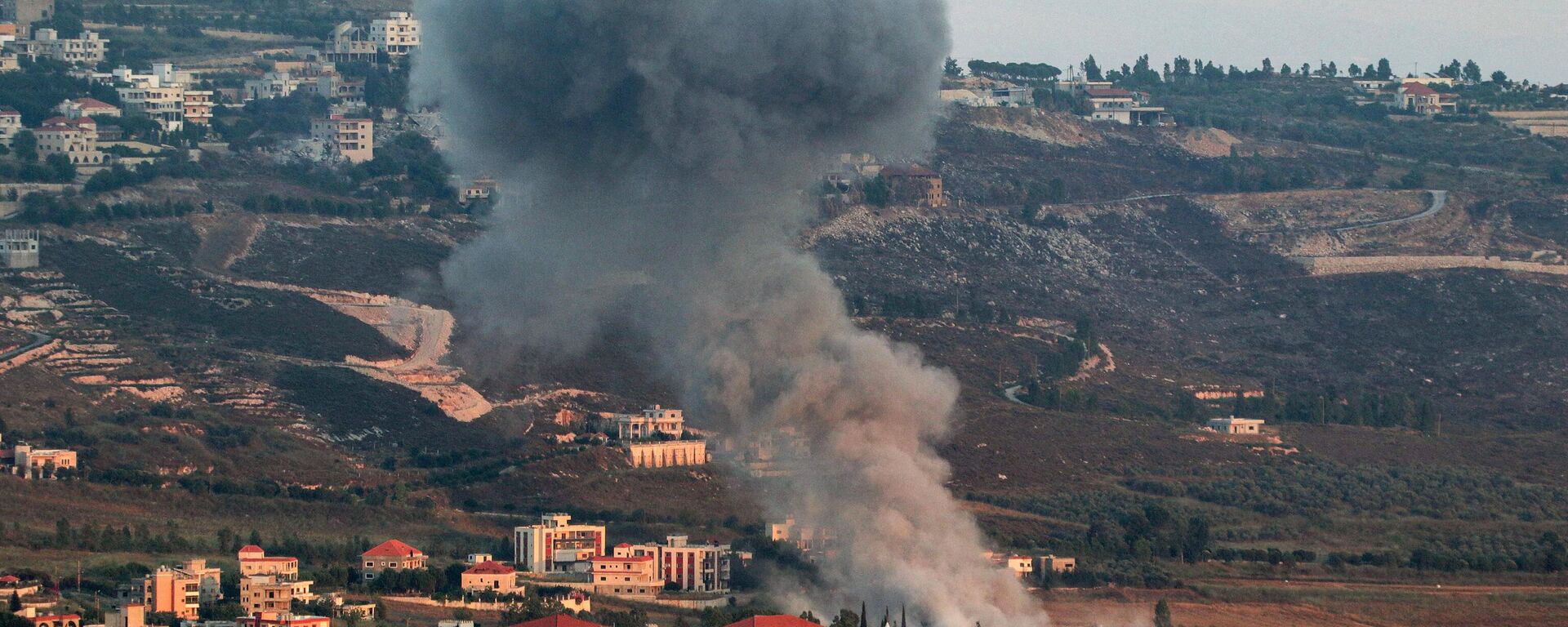 Nuvem de fumaça sobe durante bombardeio israelense na vila de Khiam, no sul do Líbano, perto da fronteira com Israel, em 23 de junho de 2024 - Sputnik Brasil, 1920, 02.10.2024