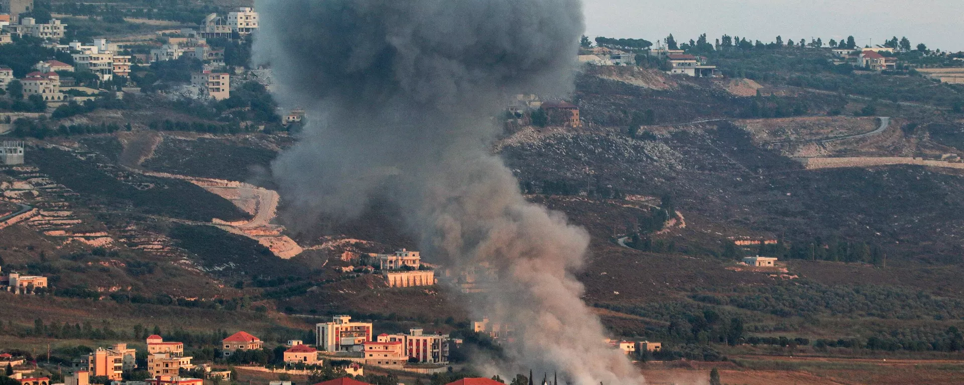 Nuvem de fumaça sobe durante bombardeio israelense na vila de Khiam, no sul do Líbano, perto da fronteira com Israel, em 23 de junho de 2024 - Sputnik Brasil, 1920, 17.07.2024