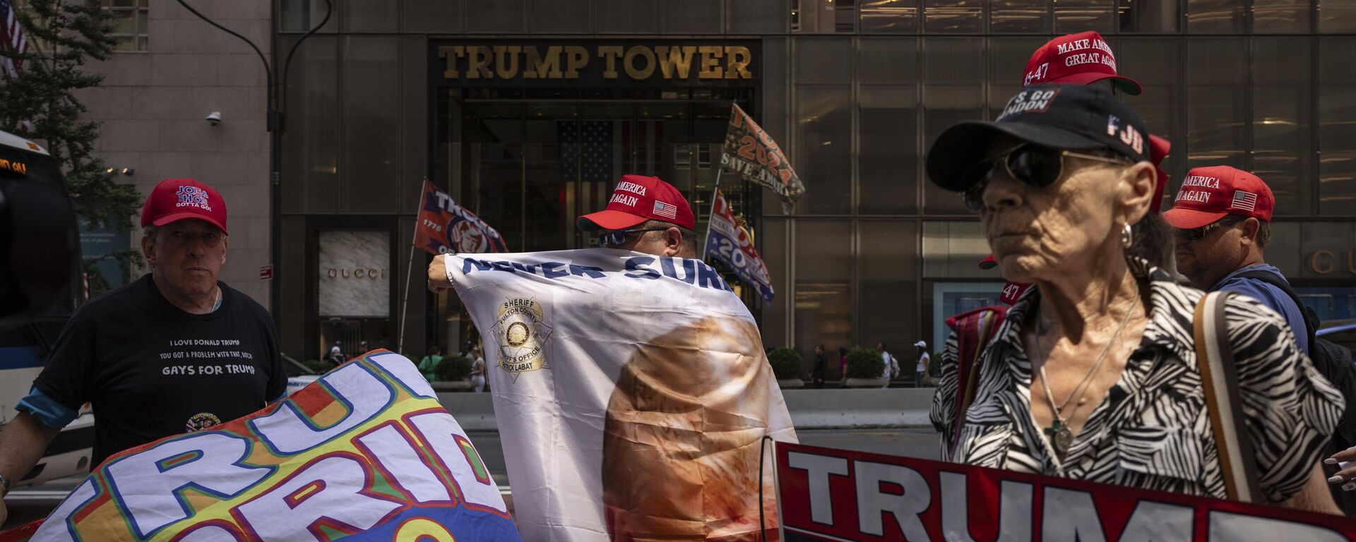 Apoiadores do ex-presidente republicano Donald Trump levantam bandeiras em apoio ao republicano na frente do Trump Tower. Nova York, 14 de julho de 2024 - Sputnik Brasil, 1920, 14.07.2024