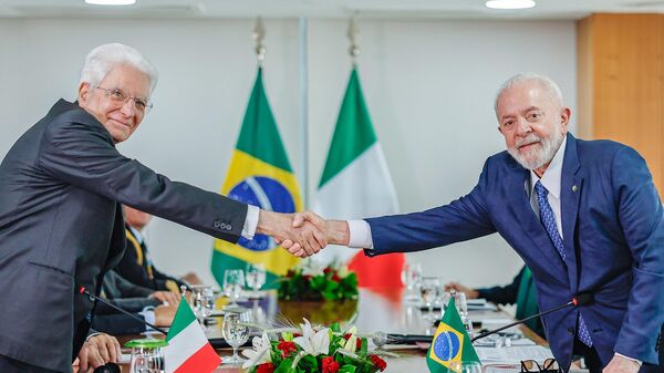 Presidentes do Brasil, Luiz Inácio Lula da Silva (à direita), e da Itália, Sergio Mattarella, se cumprimentam para foto após encontro bilateral no Palácio do Planalto. Brasília, Brasil, 15 de julho de 2024 - Sputnik Brasil
