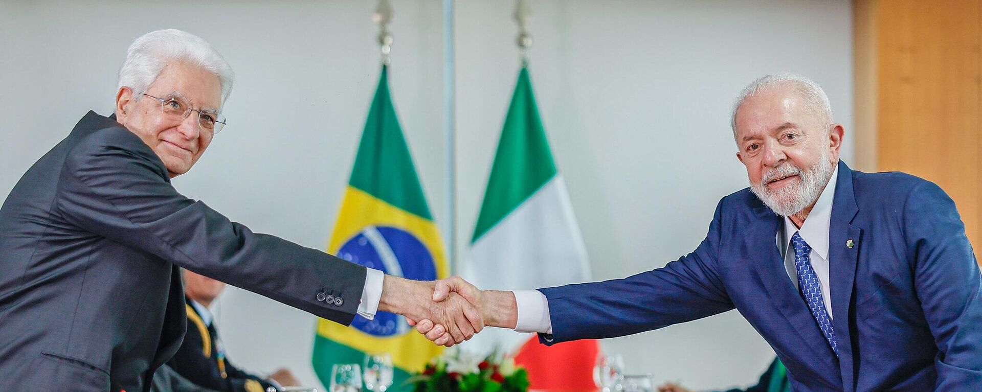 Presidentes do Brasil, Luiz Inácio Lula da Silva (à direita), e da Itália, Sergio Mattarella, se cumprimentam para foto após encontro bilateral no Palácio do Planalto. Brasília, Brasil, 15 de julho de 2024 - Sputnik Brasil, 1920, 15.07.2024