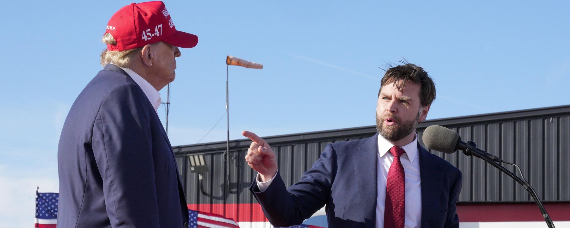 O senador republicano J. D. Vance ao lado do ex-presidente dos EUA e candidato à Casa Branca Donald Trump durante discurso em comício da pré-campanha presidencial nos Estados Unidos. Ohio, 16 de março de 2024 - Sputnik Brasil, 1920, 24.09.2024