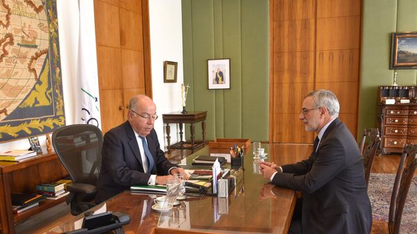 Ministro das Relações Exteriores do Brasil, Mauro Vieira (à esquerda) se encontra com o embaixador brasileiro na Argentina, Julio Bitelli, em Brasília. Brasil, 15 de julho de 2024 - Sputnik Brasil