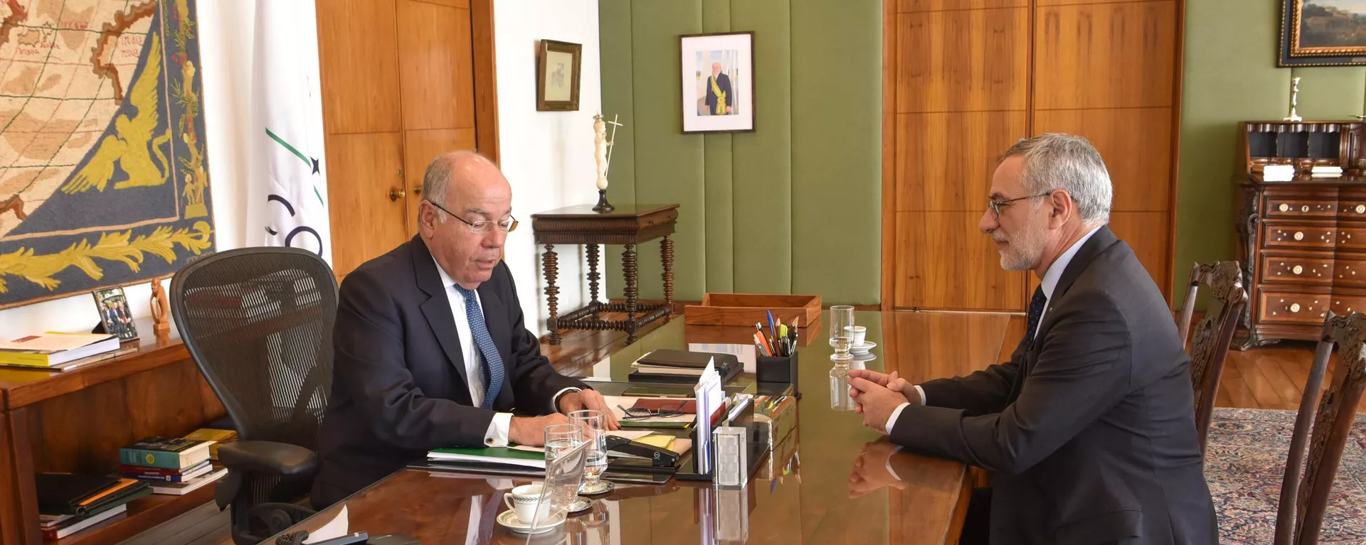 Ministro das Relações Exteriores do Brasil, Mauro Vieira (à esquerda) se encontra com o embaixador brasileiro na Argentina, Julio Bitelli, em Brasília. Brasil, 15 de julho de 2024 - Sputnik Brasil, 1920, 15.07.2024