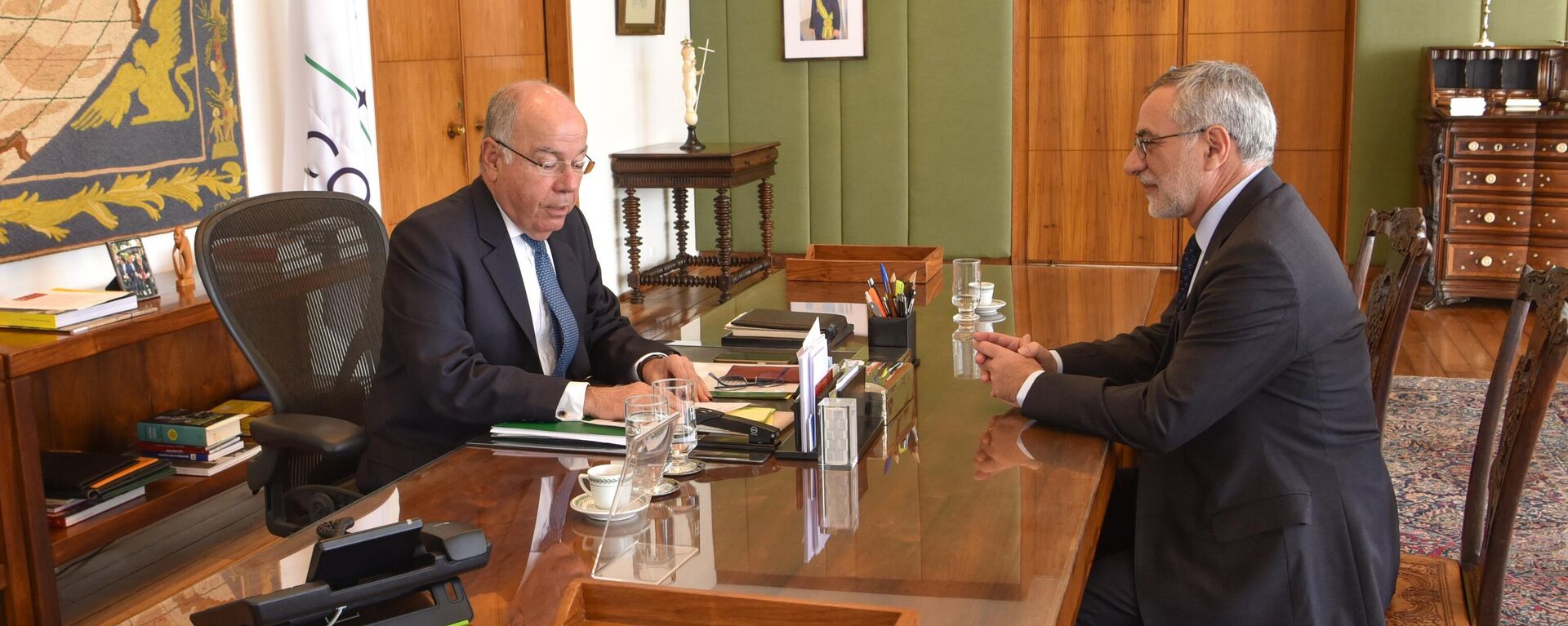 Ministro das Relações Exteriores do Brasil, Mauro Vieira (à esquerda), se encontra com o embaixador brasileiro na Argentina, Julio Bitelli, em Brasília. Brasil, 15 de julho de 2024 - Sputnik Brasil, 1920, 01.08.2024