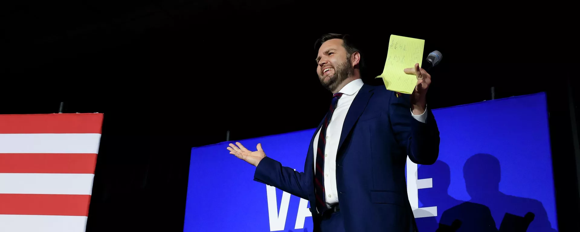 Candidato republicano ao Senado J.D. Vance sobe ao palco enquanto se prepara para falar durante um evento político em 2022 - Sputnik Brasil, 1920, 28.07.2024