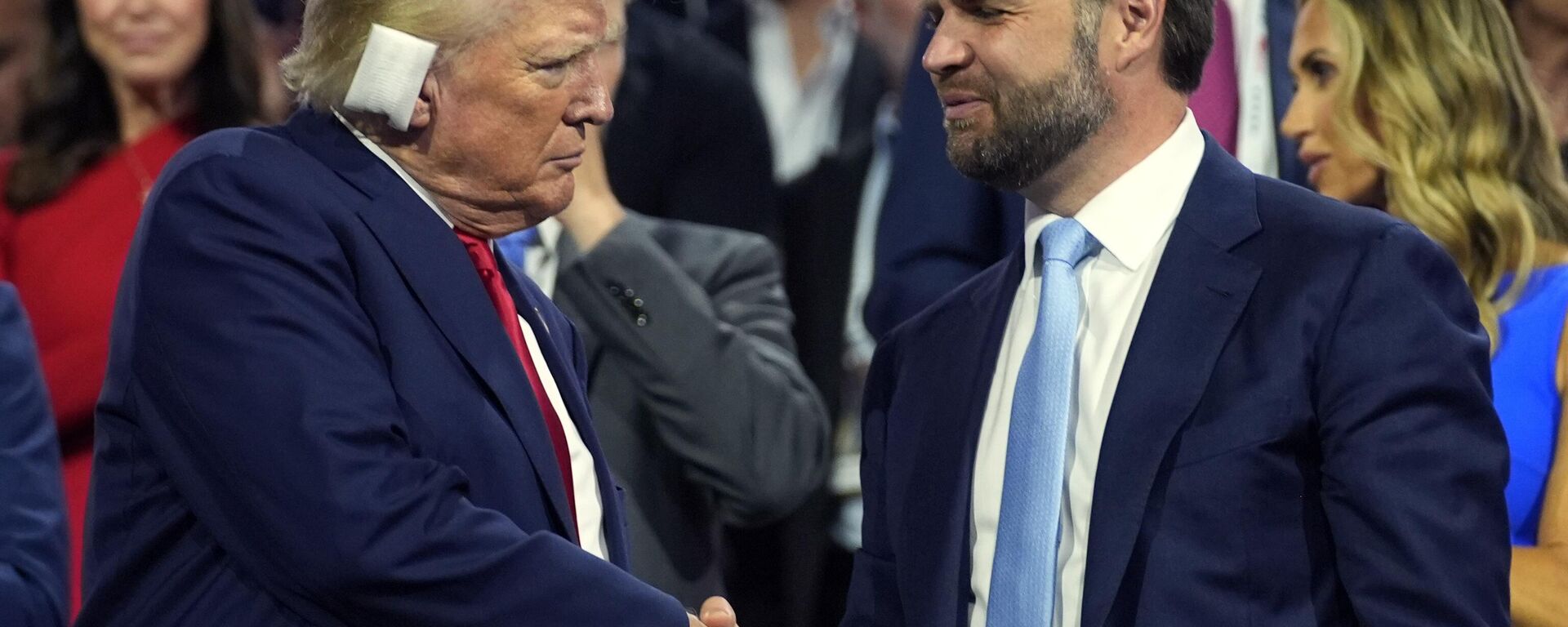 O candidato presidencial republicano, o ex-presidente Donald Trump, e o candidato republicano à vice-presidência, senador por Ohio, JD Vance, participam do primeiro dia da Convenção Nacional Republicana, em Milwaukee, 15 de julho de 2024 - Sputnik Brasil, 1920, 16.07.2024