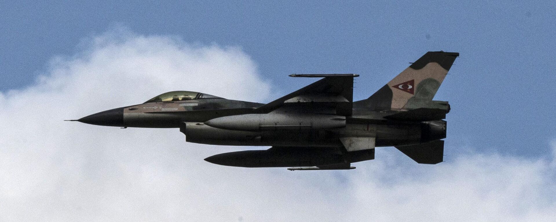 Uma aeronave F-16 de fabricação norte-americana que faz parte da Força Aérea Venezuelana é vista durante um desfile de ensaios no âmbito das comemorações do Dia da Independência, em Fuerte Tiuna, Caracas, 3 de julho de 2021 - Sputnik Brasil, 1920, 16.07.2024