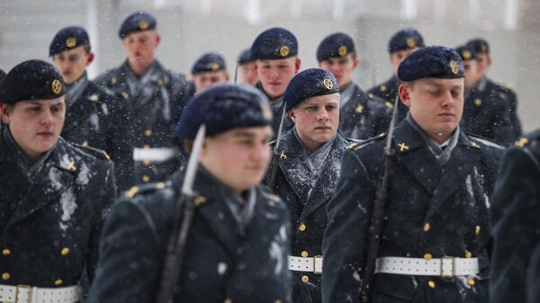 Soldados da guarda real marcham em frente ao Palácio Real durante uma nevasca no coração da capital da Suécia, Estocolmo, 28 de novembro de 2023 - Sputnik Brasil