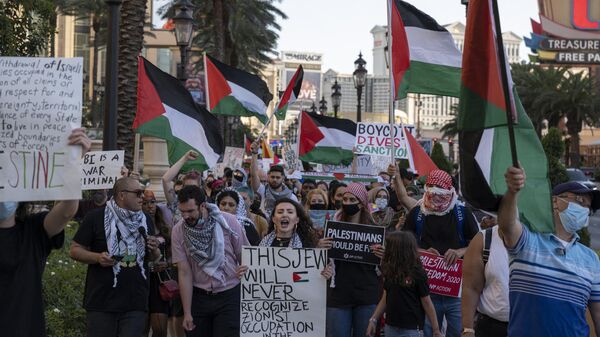Manifestantes pró-Palestina marcham a partir do hotel e cassino The Venetian, em Las Vegas, Nevada, 15 de maio de 2021 - Sputnik Brasil