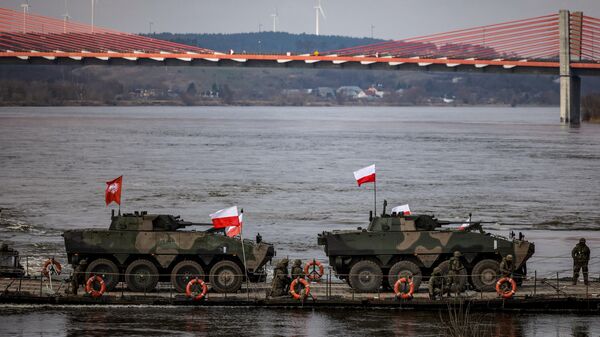Soldados poloneses com veículos blindados Rosomak cruzam rio Vístula enquanto participam do exercício militar da OTAN DRAGON 2024 em Korzeniewo, Polônia, 4 de março de 2024 - Sputnik Brasil