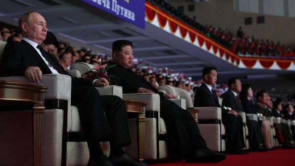 O presidente russo, Vladimir Putin, e o líder norte-coreano, Kim Jong-un, segundo à esquerda, assistem a um concerto de gala, em Pyongyang, Coreia do Norte - Sputnik Brasil
