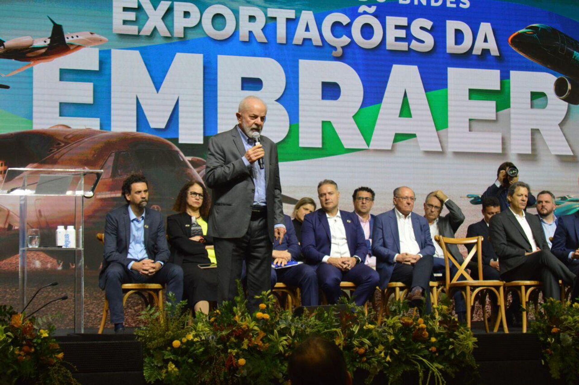 O presidente Luiz Inácio Lula da Silva durante discurso em galpão da Embraer com autoridades e executivos da empresa. São José dos Campos (SP), 19 de julho de 2024