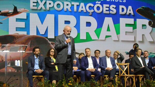 O presidente Luiz Inácio Lula da Silva durante discurso em galpão da Embraer com autoridades e executivos da empresa. São José dos Campos (SP), 19 de julho de 2024 - Sputnik Brasil