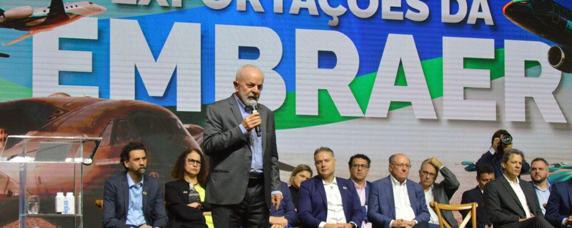 O presidente Luiz Inácio Lula da Silva durante discurso em galpão da Embraer com autoridades e executivos da empresa. São José dos Campos (SP), 19 de julho de 2024 - Sputnik Brasil, 1920, 24.04.2025