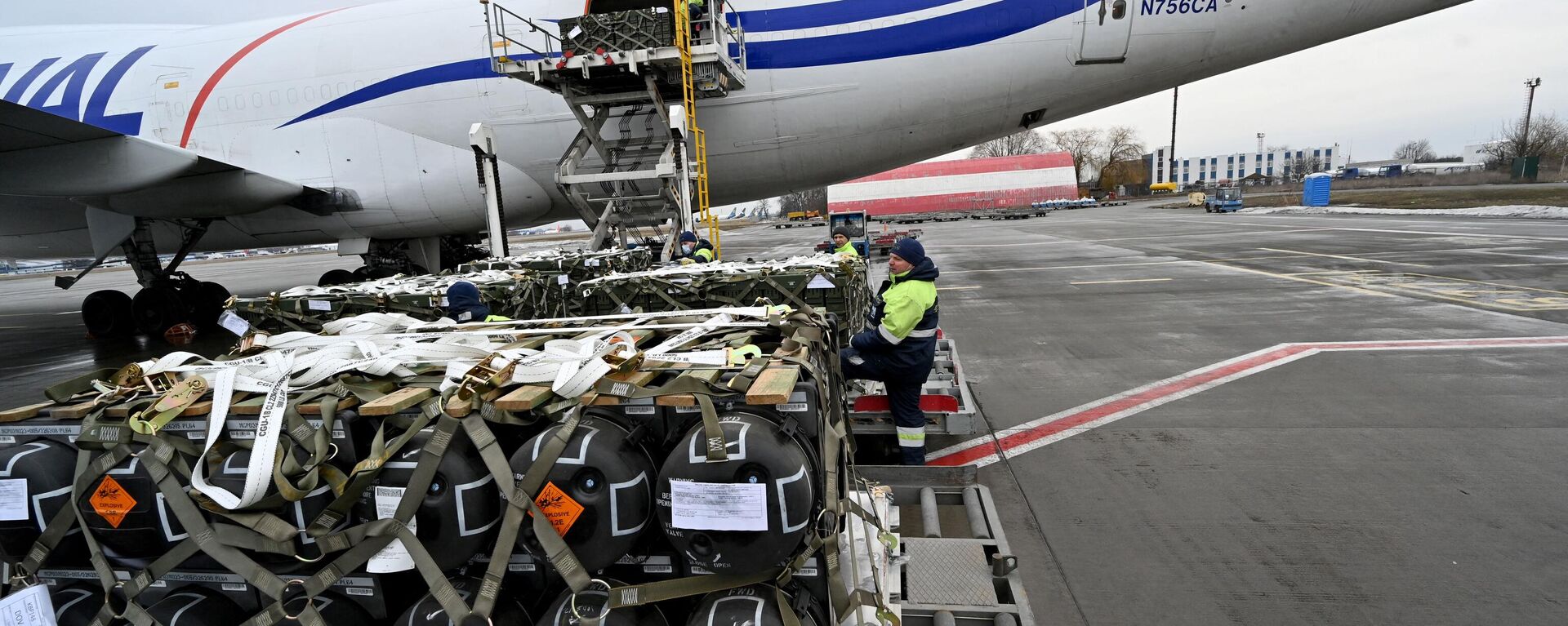 Funcionários descarregam um avião Boeing 747-412 com unidades do FGM-148 Javelin, míssil antitanque portátil americano fornecido pelos EUA à Ucrânia como parte do apoio militar ocidental a Kiev (foto de arquivo) - Sputnik Brasil, 1920, 19.07.2024