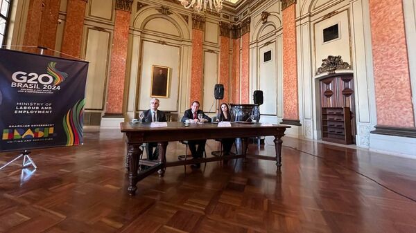 O ministro do Trabalho e Emprego, Luiz Marinho (ao centro), em mesa no Palácio do Itamaraty, durante coletiva de imprensa. Rio de Janeiro (RJ), 19 de julho de 2024 - Sputnik Brasil