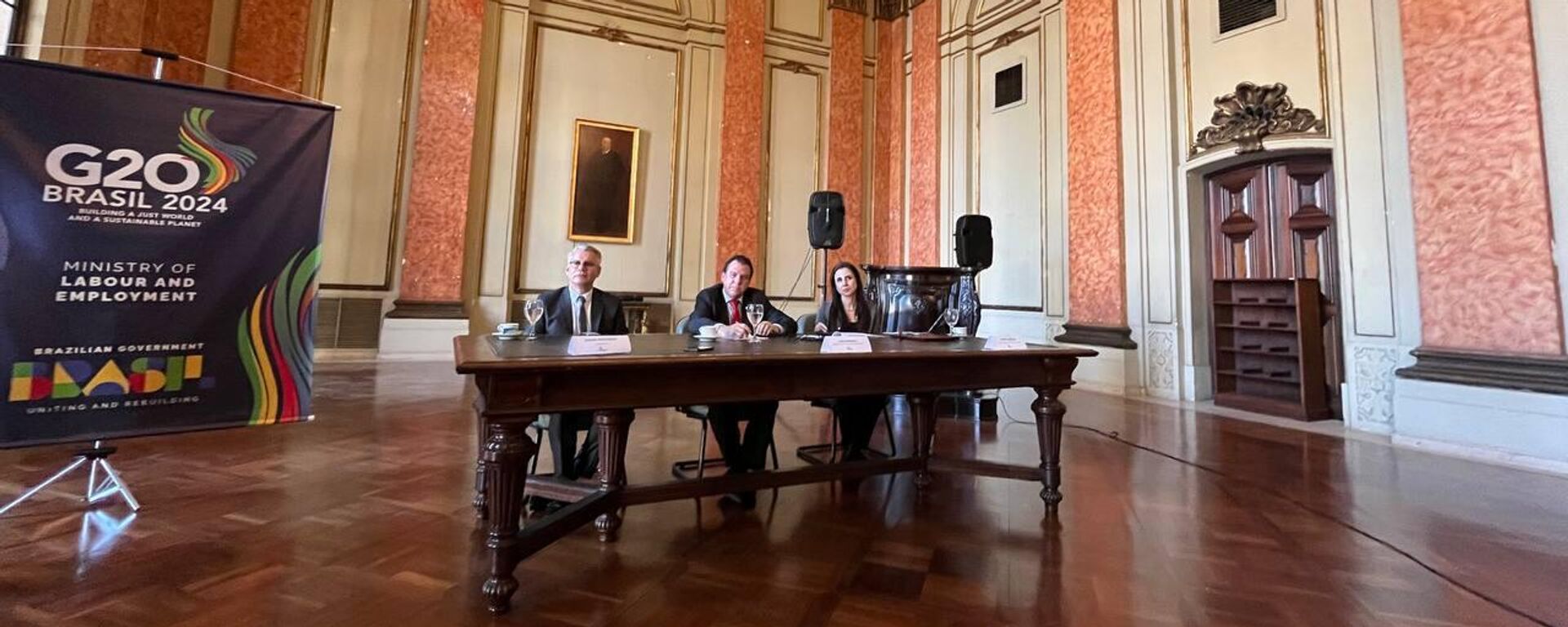 O ministro do Trabalho e Emprego, Luiz Marinho (ao centro), em mesa no Palácio do Itamaraty, durante coletiva de imprensa. Rio de Janeiro (RJ), 19 de julho de 2024 - Sputnik Brasil, 1920, 19.07.2024