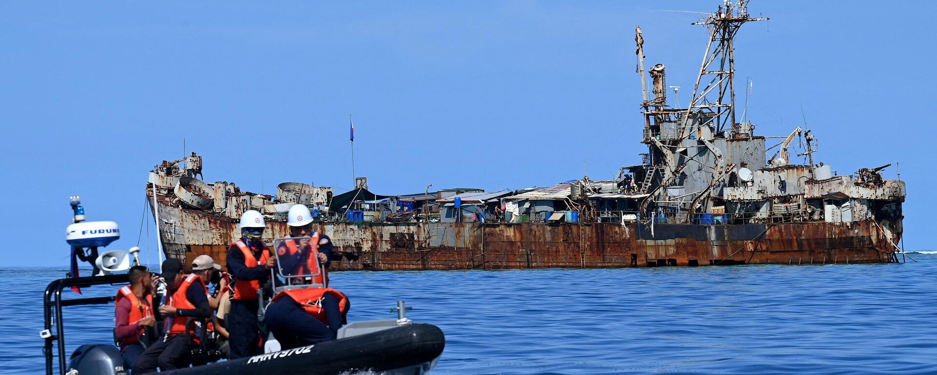 Agentes da guarda costeira filipina e jornalistas navegando a bordo de um barco inflável rígido (E) enquanto retornam após filmar o BRP Sierra Madre atracado em Second Thomas Shoal, no turbulento mar do Sul da China (foto de arquivo) - Sputnik Brasil, 1920, 20.07.2024