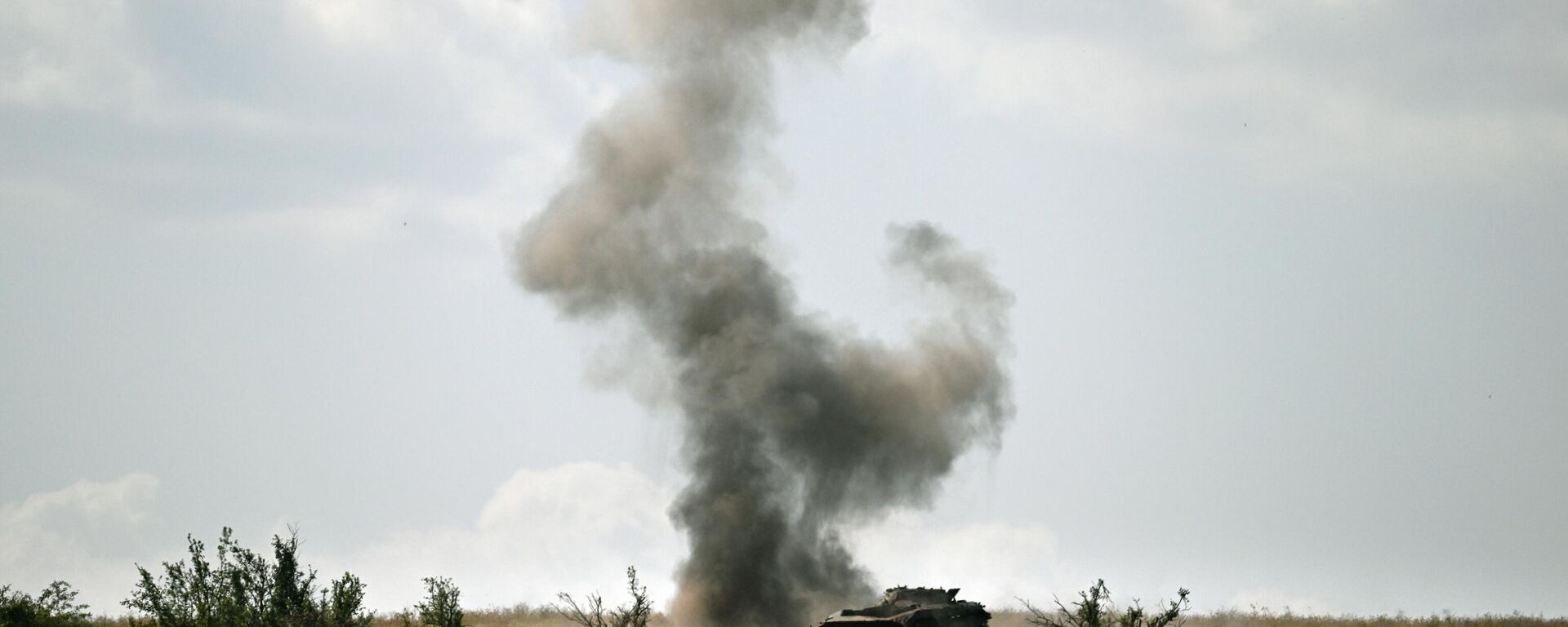 Uma explosão é vista durante um treinamento de drone de militares russos do agrupamento de tropas russas Zapad (Oeste)  no setor Kupyansk da linha de frente em meio à operação militar da Rússia na Ucrânia, Rússia - Sputnik Brasil, 1920, 07.08.2024