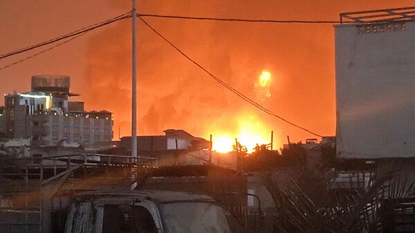 Uma enorme coluna de fogo irrompe após os ataques israelenses na cidade portuária de Hodeida, no Iêmen, em 20 de julho de 2024 - Sputnik Brasil